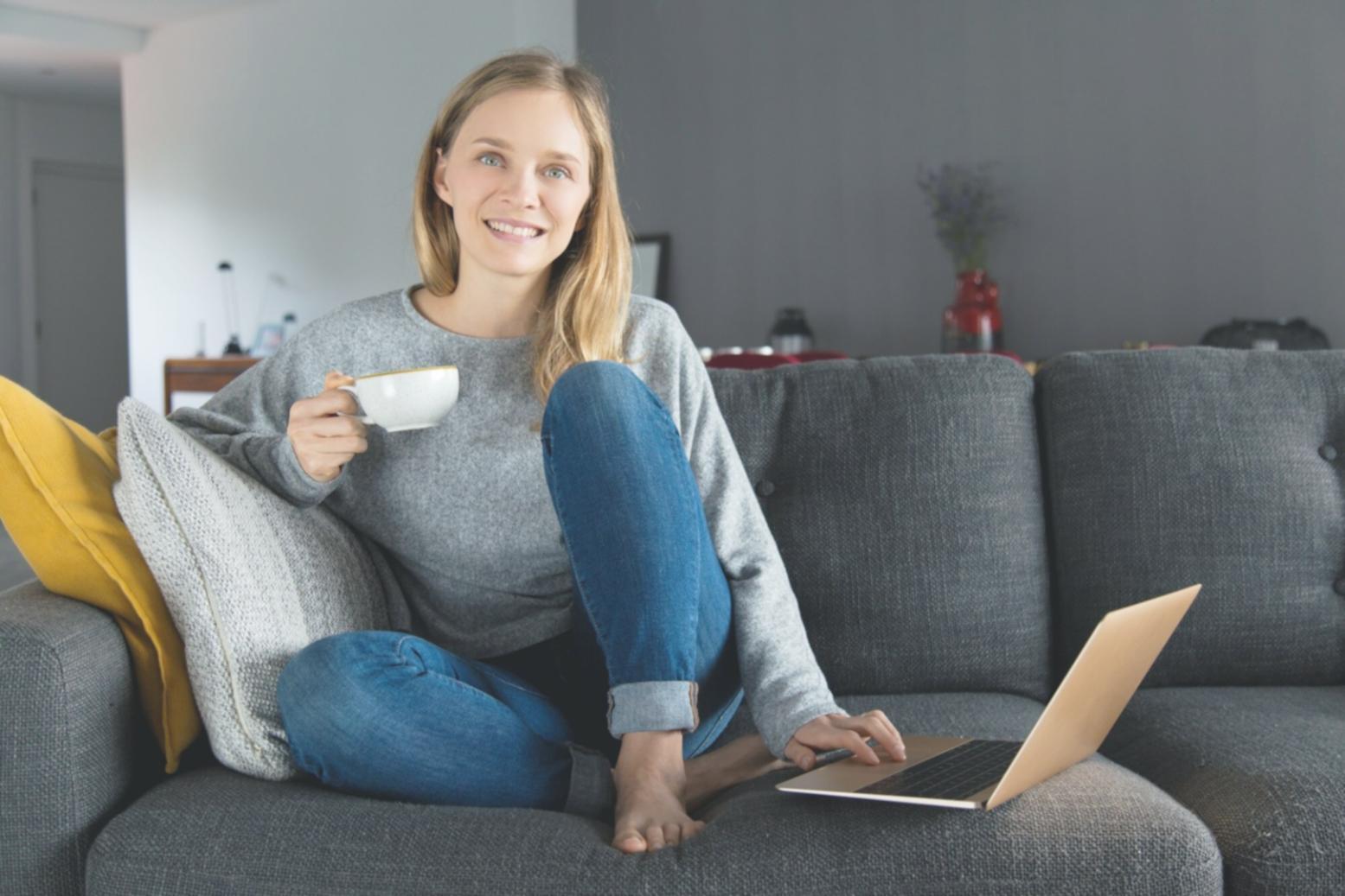 Analyse financière en cours avec graphiques et documents